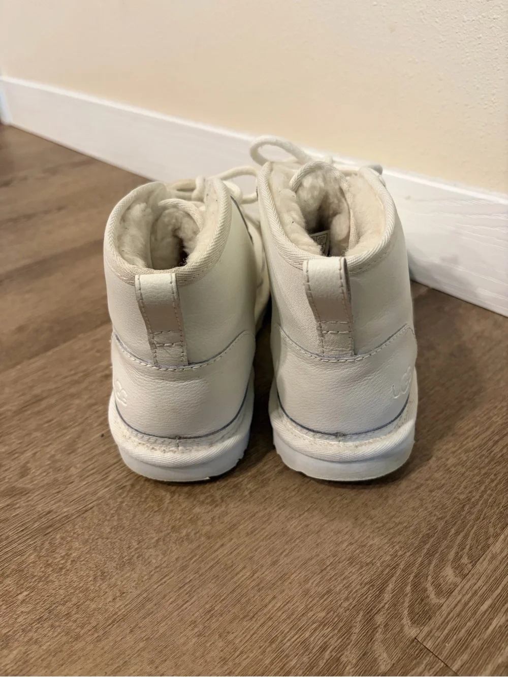 UGG Neumel White Leather Sheepskin Chukka Boots I Men Size 6|Womens Size 8